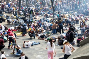 2014_Venezuelan_protests_tear_gas_response