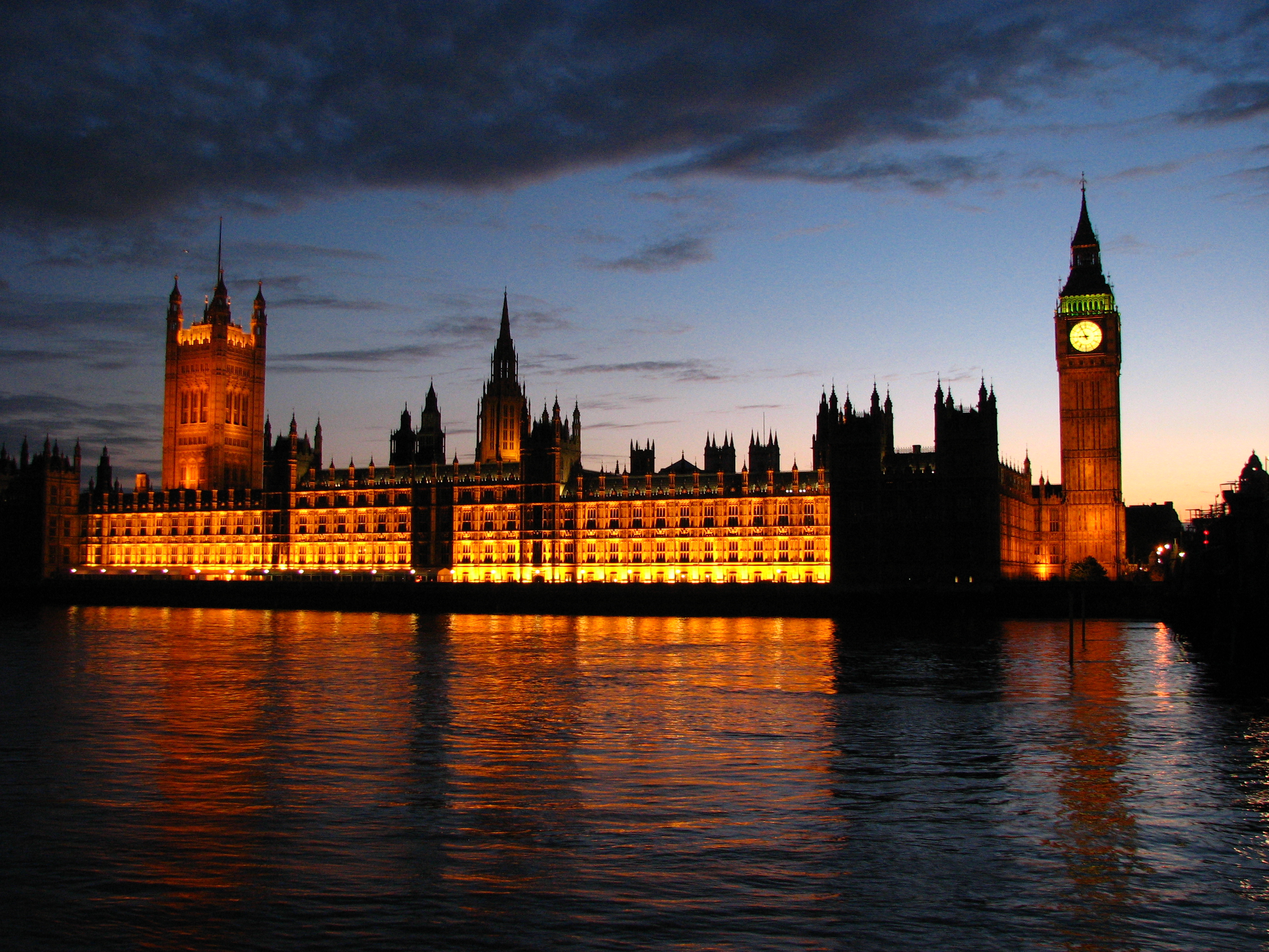 Palace_of_Westminster_at_sunset