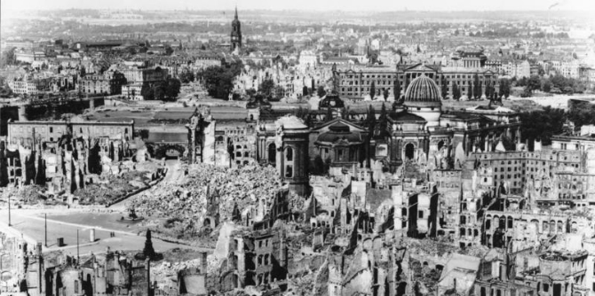 Bundesarchiv_Bild_146-1994-041-07,_Dresden,_zerstörtes_Stadtzentrum