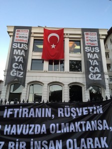 Protest_against_2015_Koza_İpek_raid_(1)