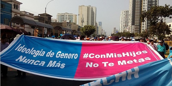 Demonstration banner in blue and pink with words “Con mis Hijos no te Metas” (Spanish for “Don’t mess with our Children”)