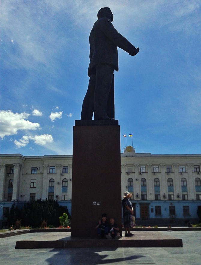 A_Statue_in_Crimea_©_Eleanor_Knott