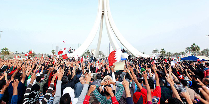 Protesters_fests_toward_Pearl_roundabout